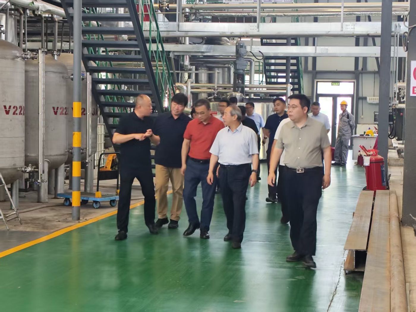 Delegation inspects the molecular distillation and fractionation columns