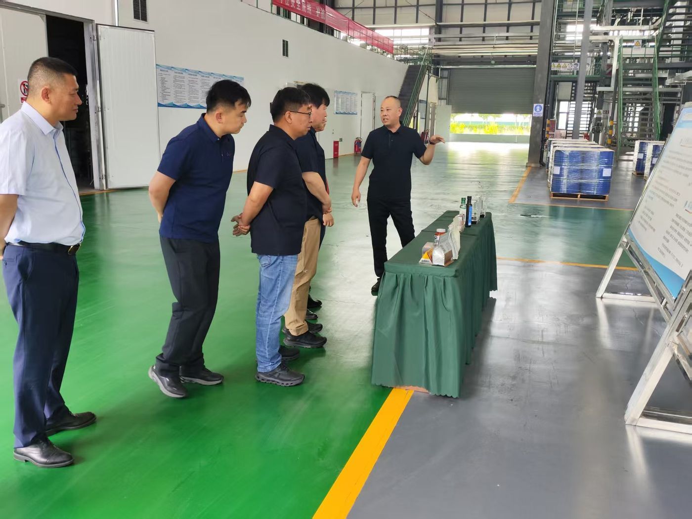 Management presents the product family to the delegation