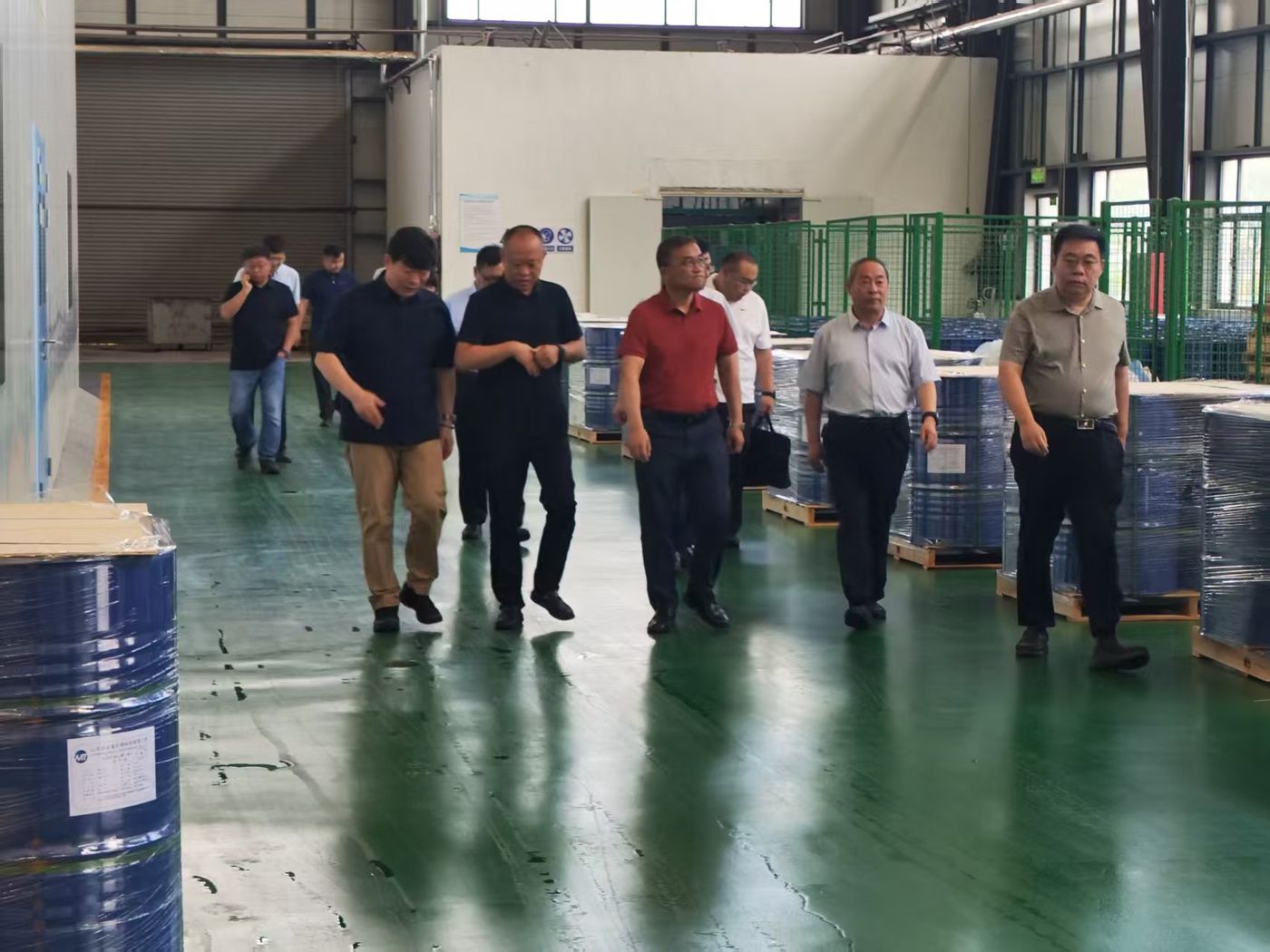 政府考察团参观 MCT 油生产基地成品仓库