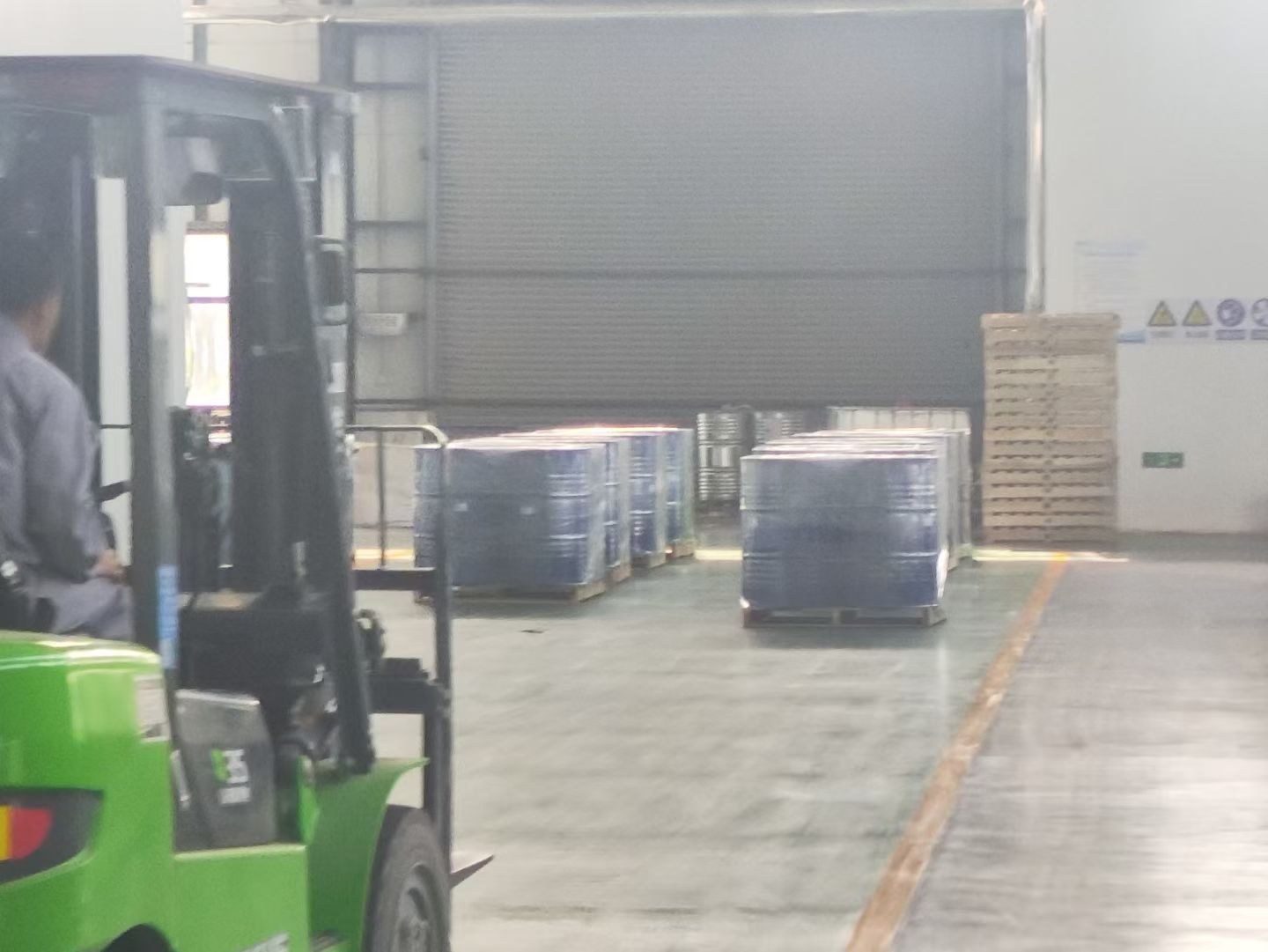 托盘化 MCT 油钢桶装车待运