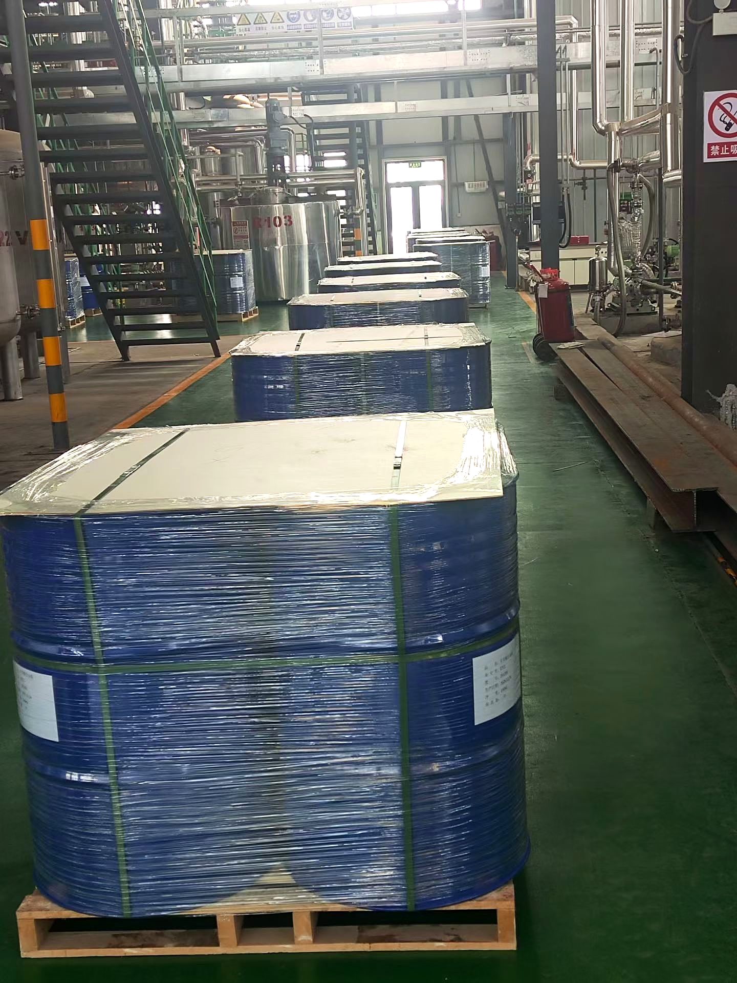 190 kg 铁桶装 MCT 油,托盘化存放 190 kg 铁桶装 MCT 油,托盘化存放